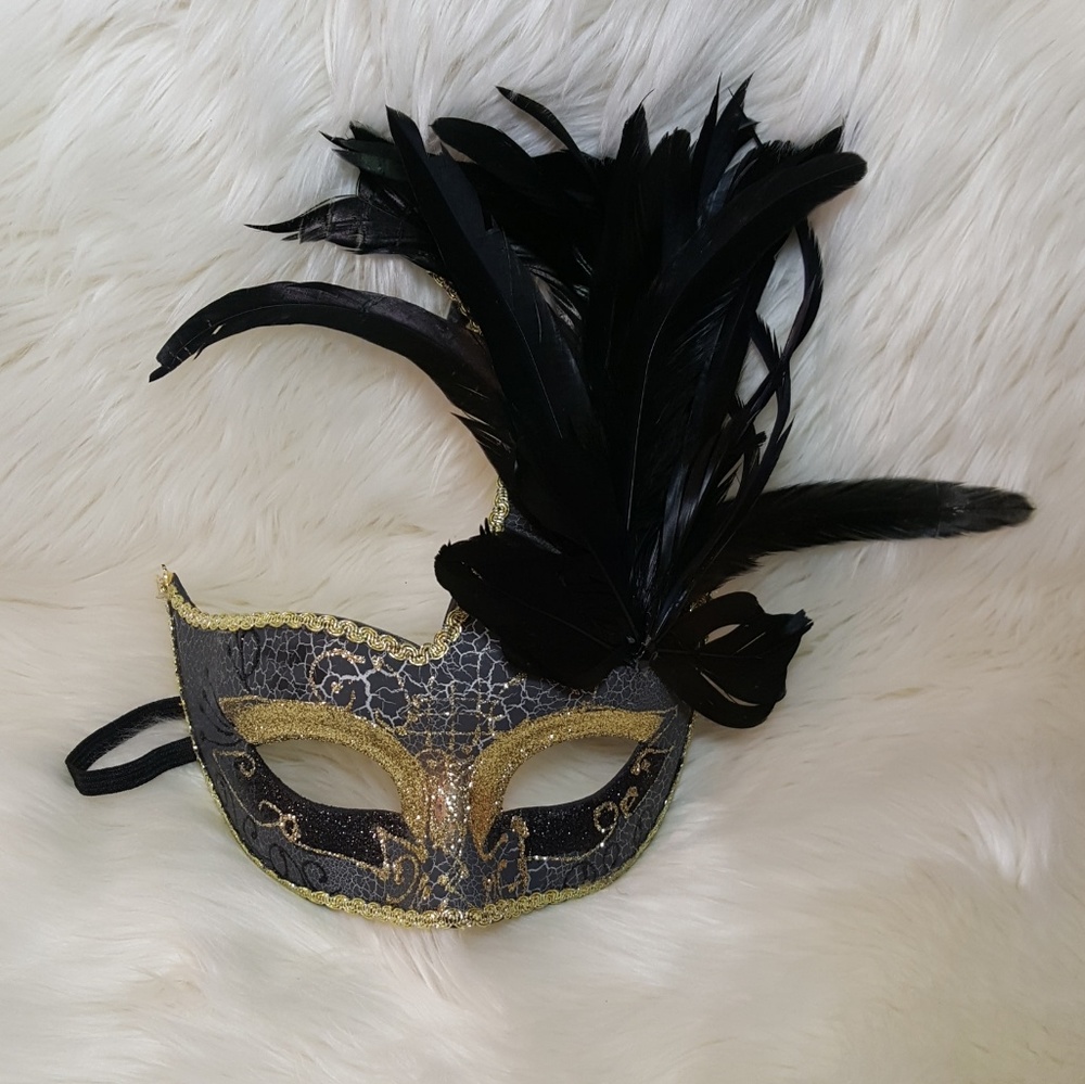 Masquerade Mask w/black Feathers